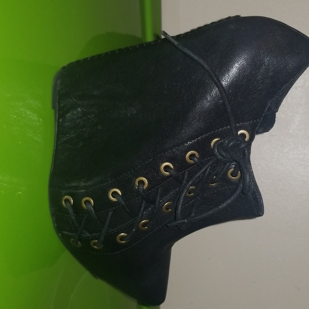 Black wedges